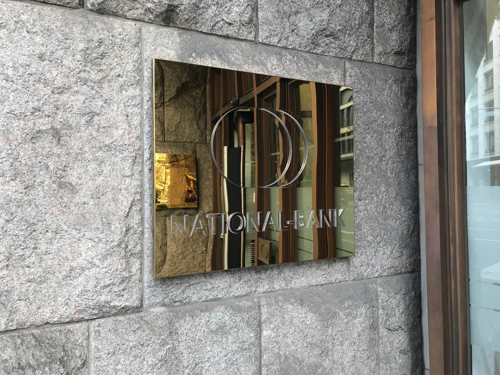 Ein goldenes Schild mit der Beschriftung 