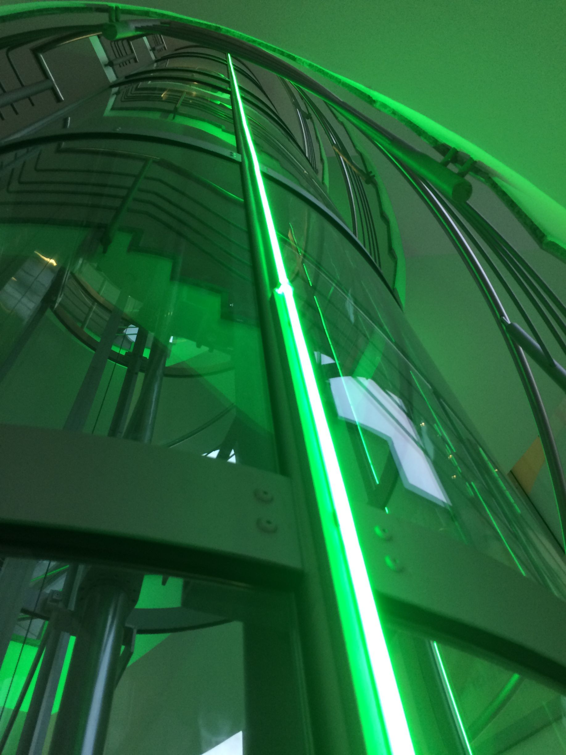 Eine Glastreppe mit einem grünen Licht darauf