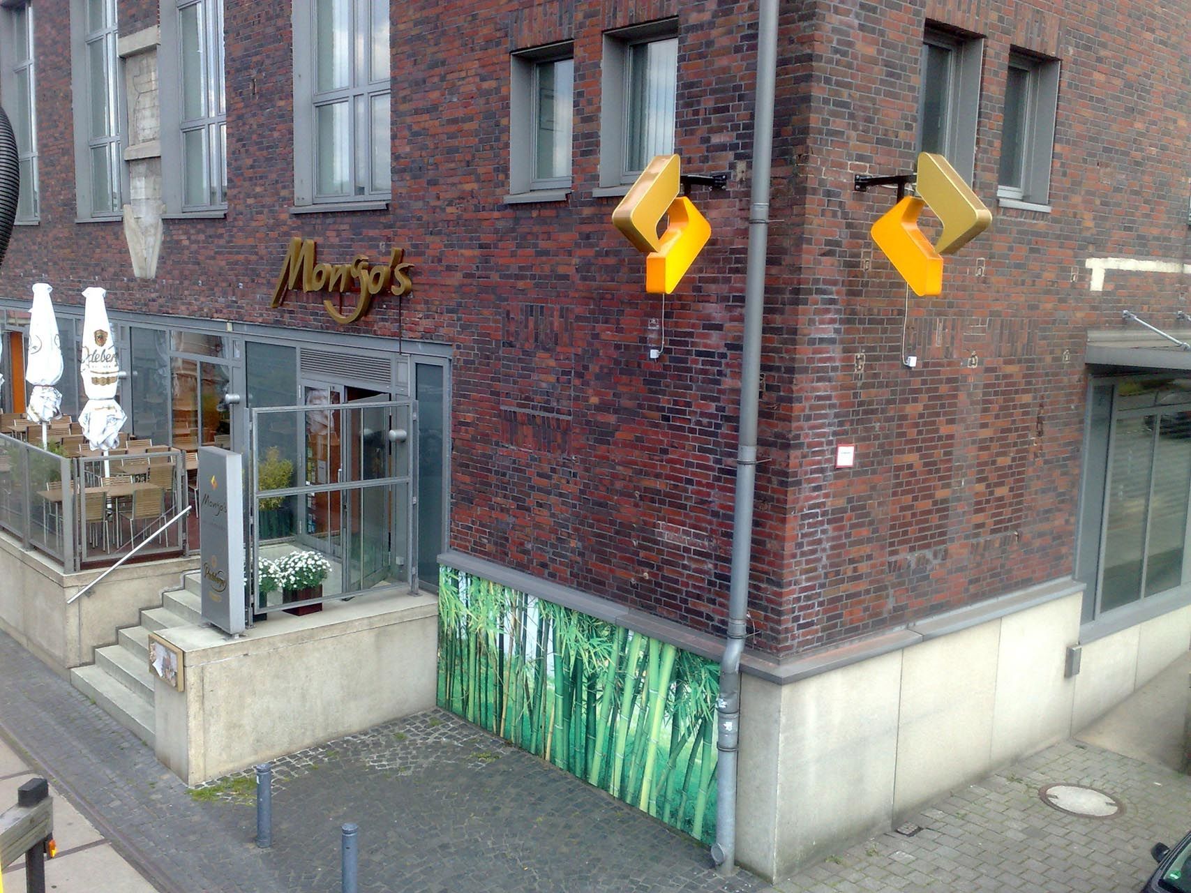 Ein Werbeausleger auf einem braunen Backsteingebäude