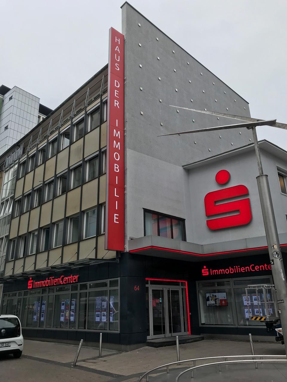 Ein großer Werbeausleger mit Sparkasse Logo darauf