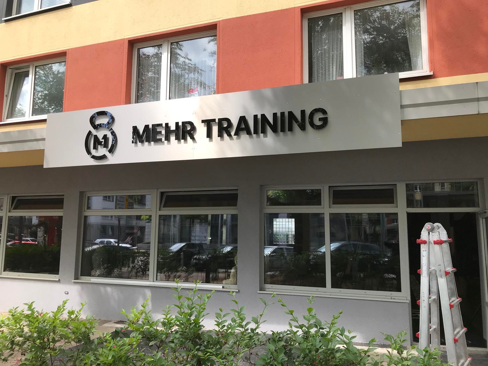 Ein Gebäude mit einem Schild darüber, 