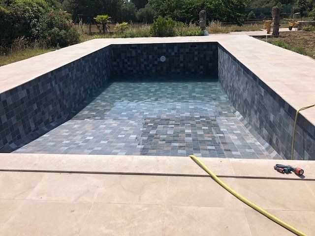 Piscine sur mesure en cours de remplissage