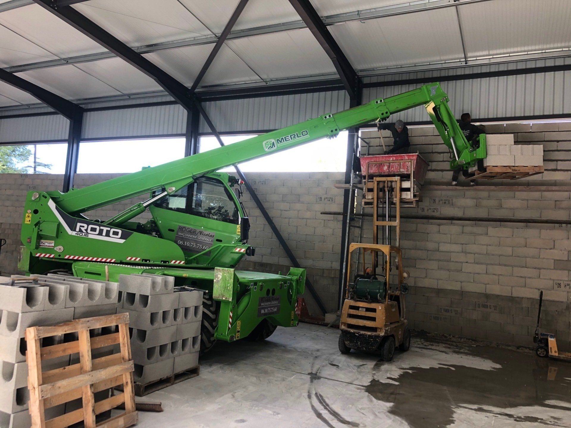 Hangar de stockage pour la récolte et le stockage d'engins agricoles