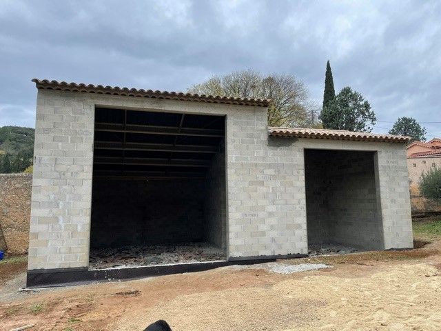 Villa avec les murs bâtis