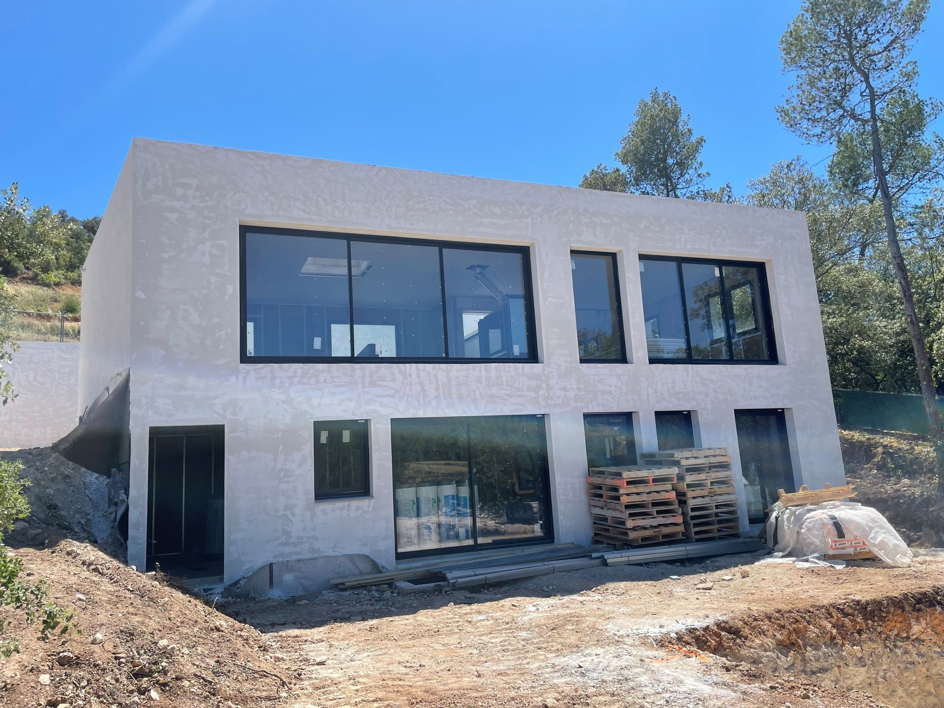 Villa avec des murs et des fenêtres