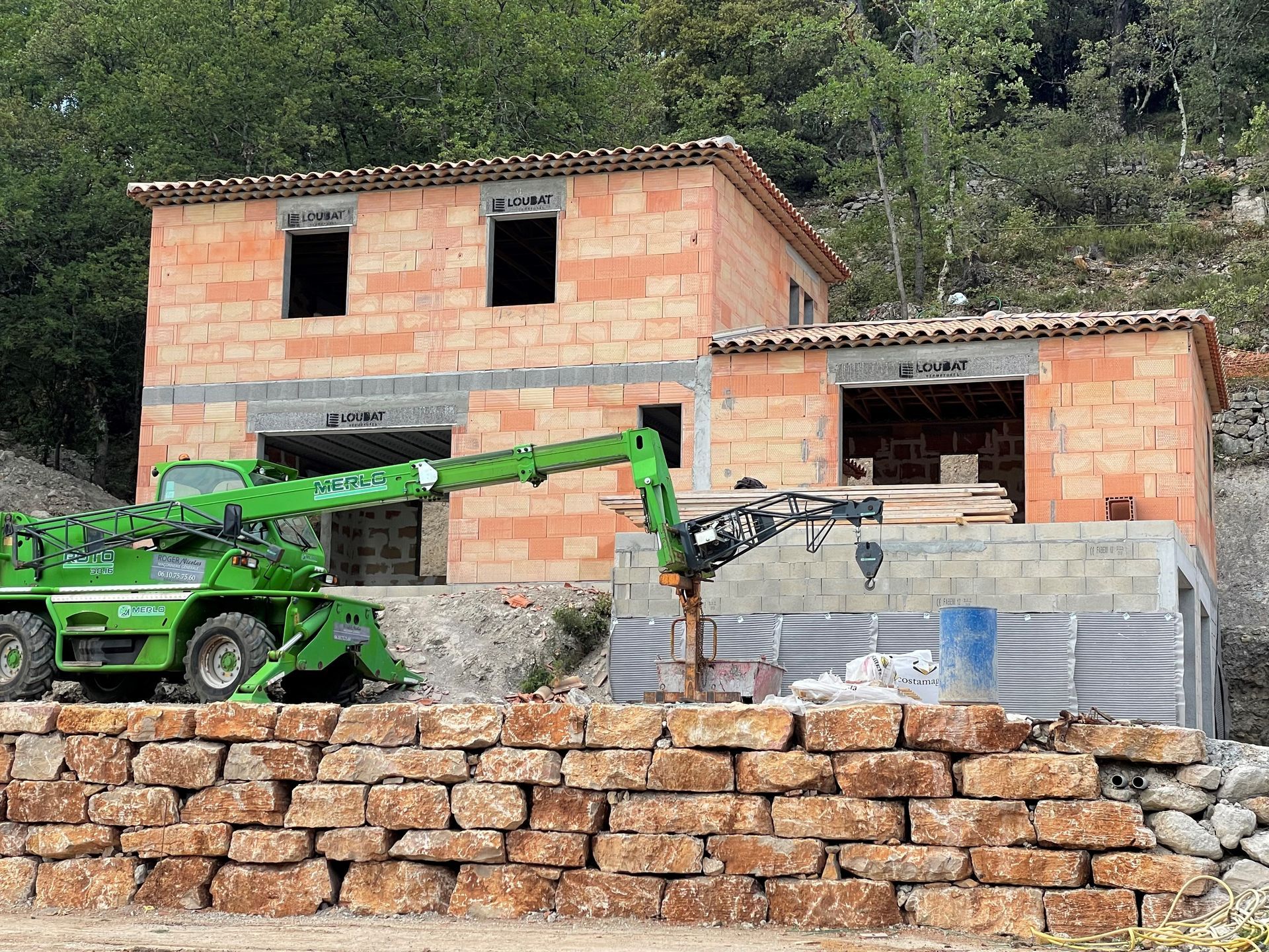 Villa en cours de construction à flanc de colline