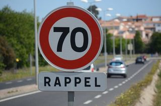Panneau de vitesse à 70 km/h