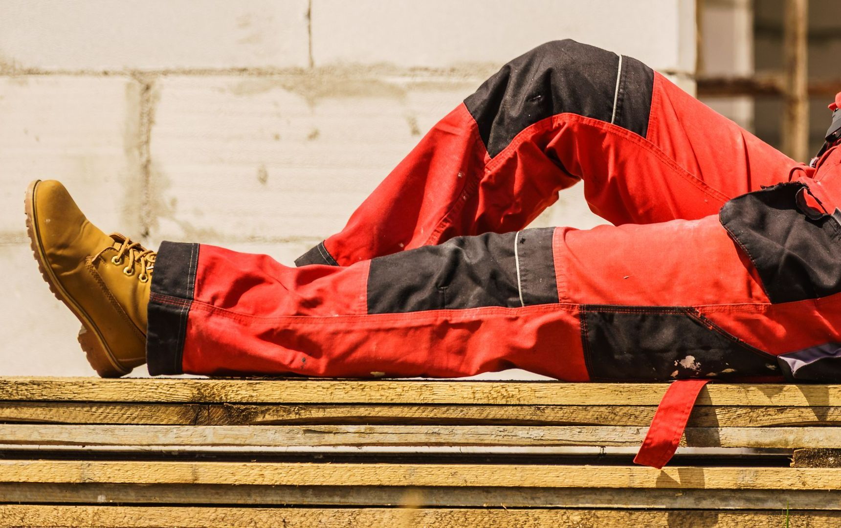 Pantalon de travail rouge et noir et chaussures de sécurité