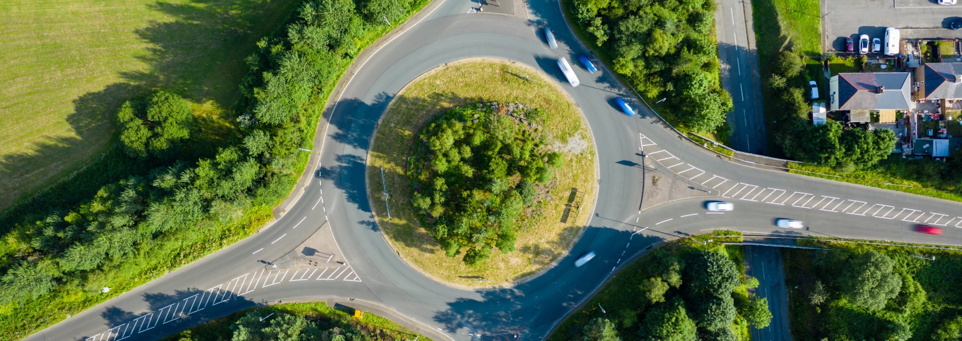 Carrefour giratoire avec des arbres