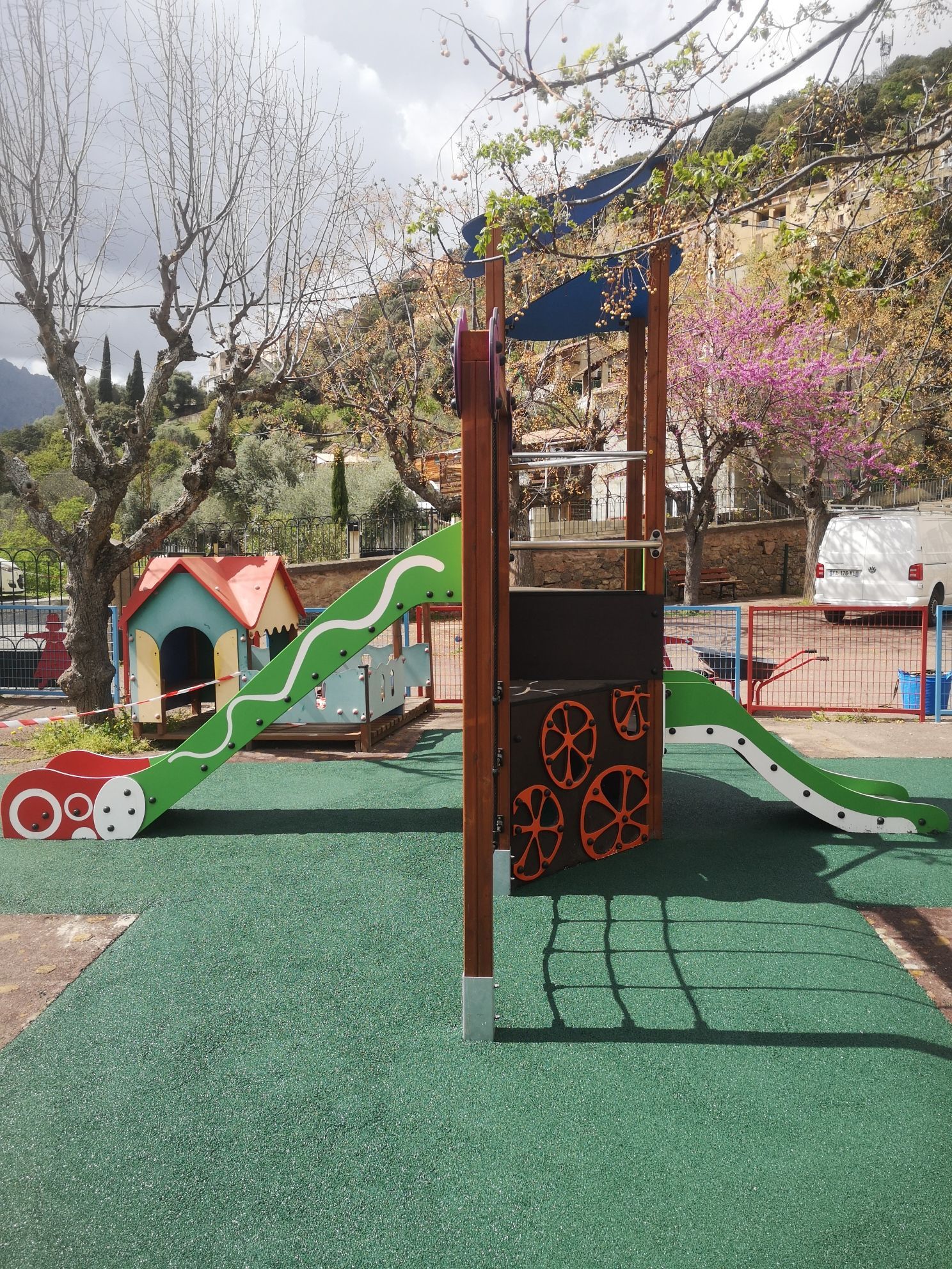 Structure de jeux pour enfants avec toboggan dans un parc