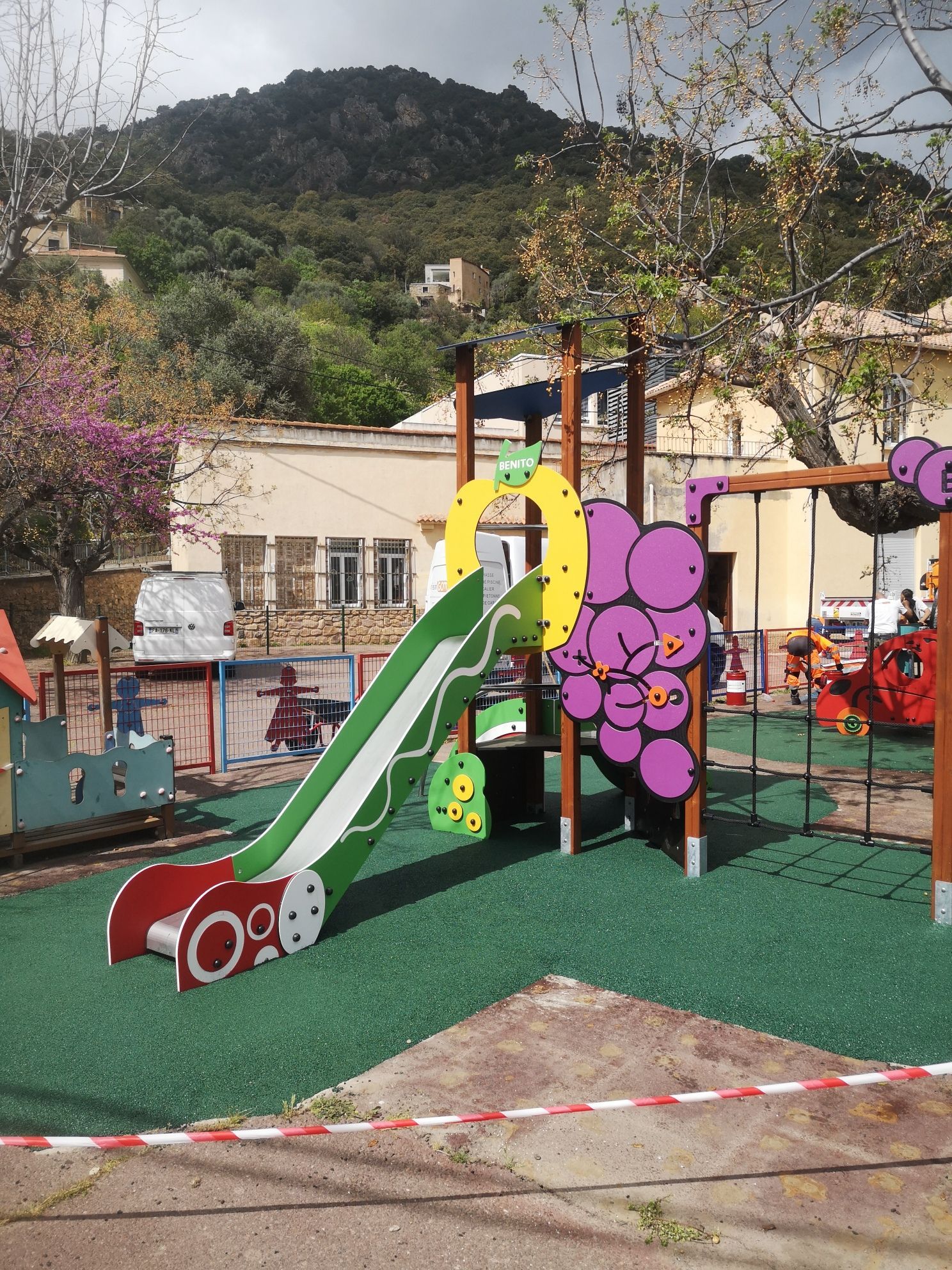 Structure de jeux pour enfants avec décoration fruits