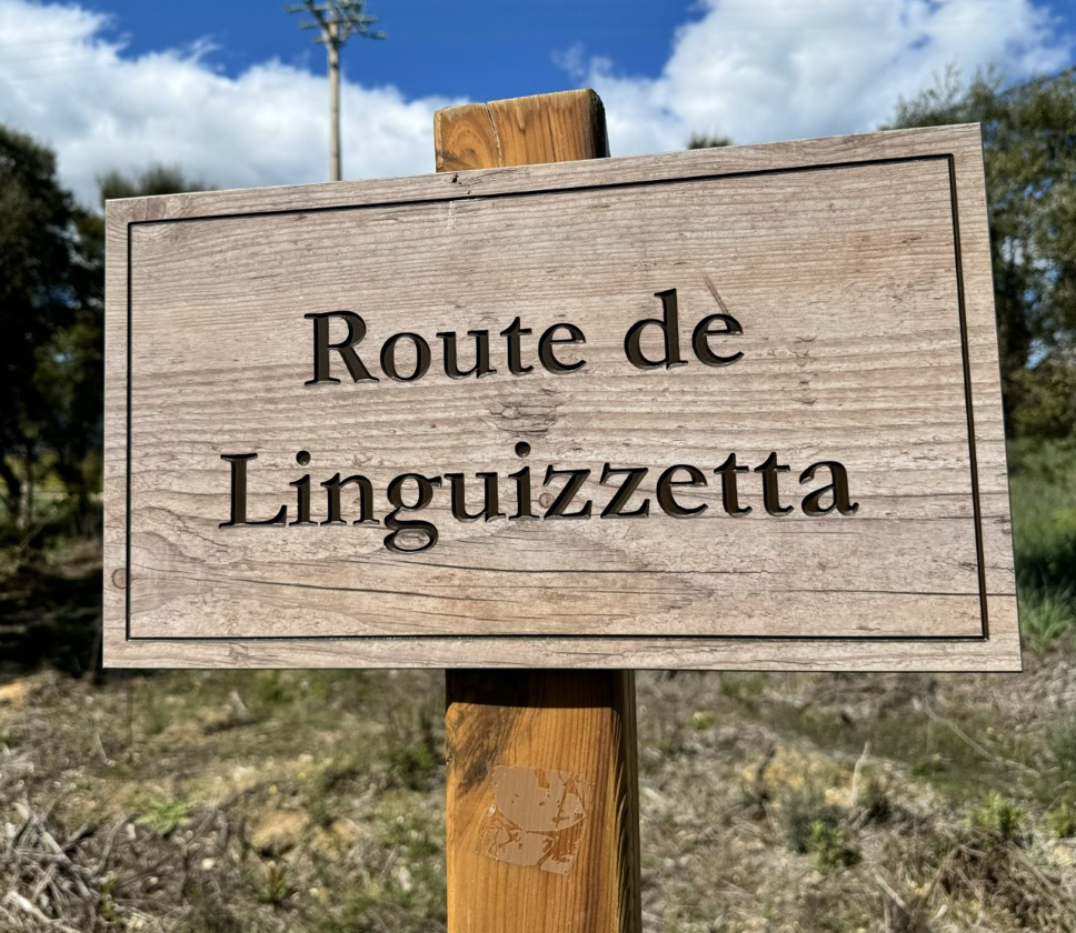 Panneau de rue en bois