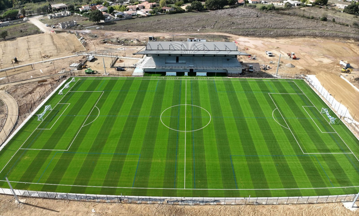 Gazon synthétique de terrain de foot en train d'être tondu