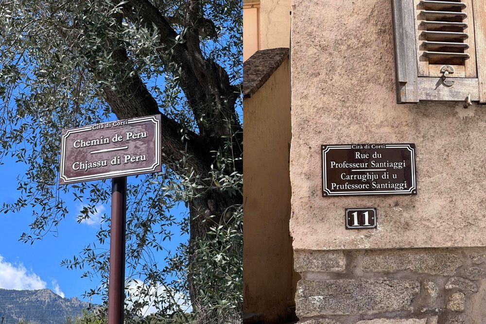 Deux panneaux en extérieur : l'un sur un poteau indiquant Chiavari di Pesc et l'autre sur un mur avec Via Dr. Sciappa.