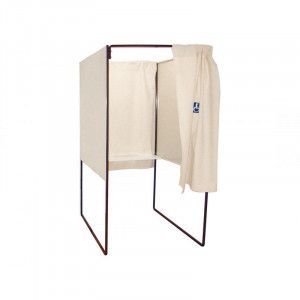 Isoloir avec rideau blanc