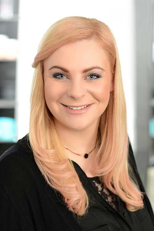 SELINA-Inhaberin / Friseurmeisterin