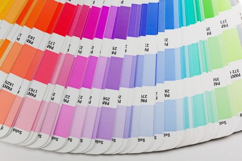 Un montón de papeles de diferentes colores con números en ellos.