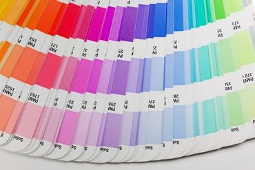 Un montón de papeles de diferentes colores con números en ellos.