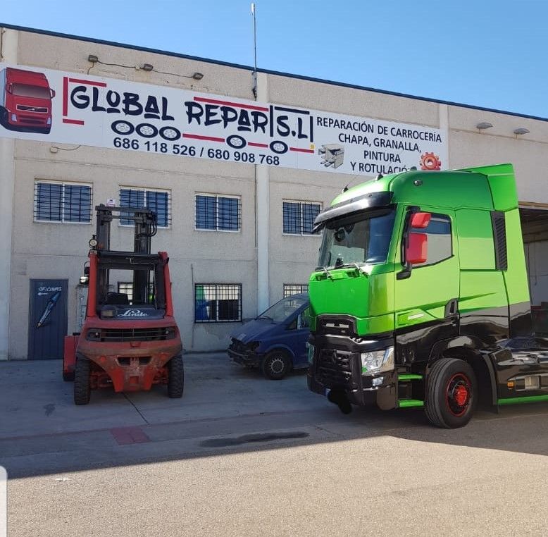 Un camión verde está estacionado frente a un edificio que dice reparaciones globales