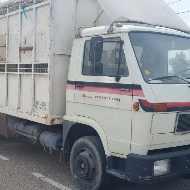 Un camión blanco con la palabra Sprinter en el costado