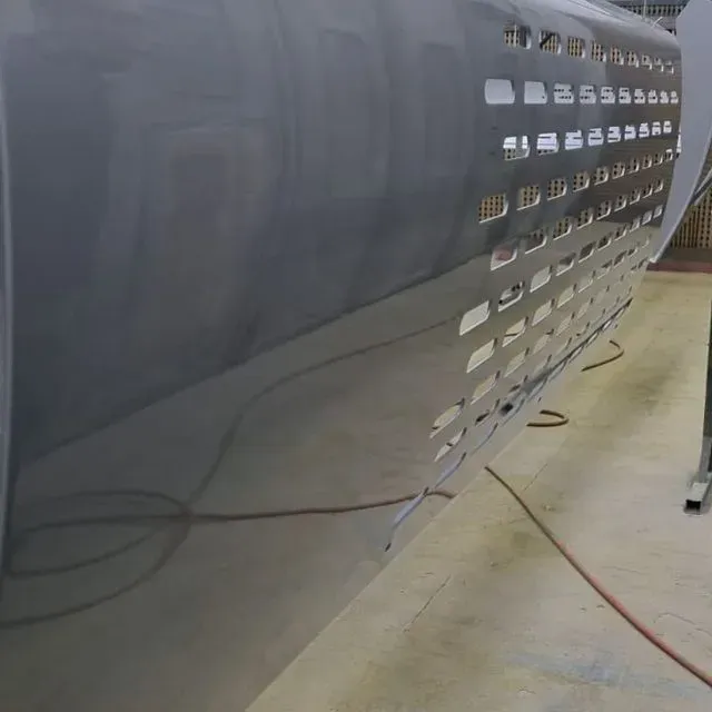 Un trozo grande de metal con agujeros.