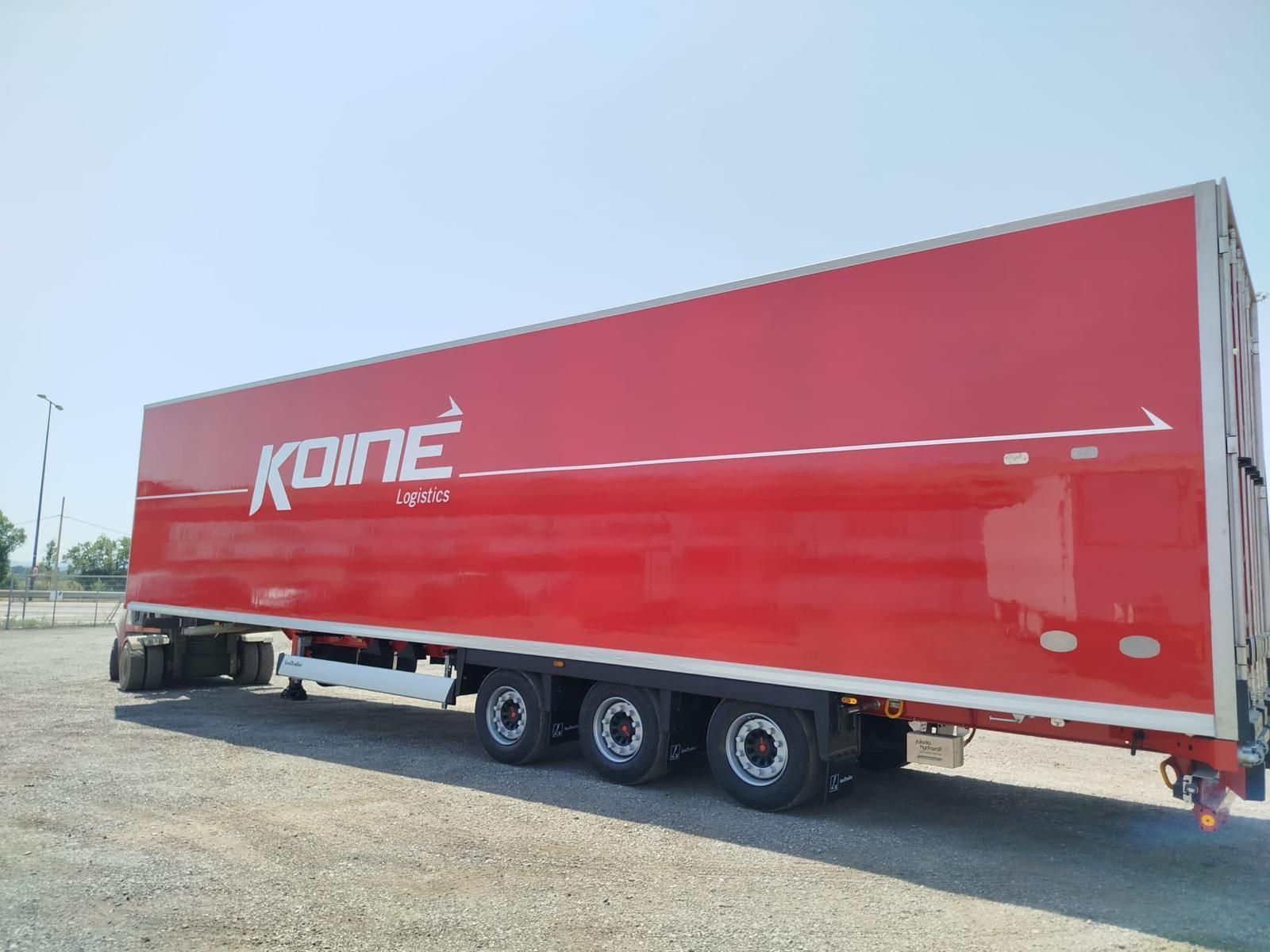 Un camión DAF blanco está estacionado al costado de un camino de tierra.