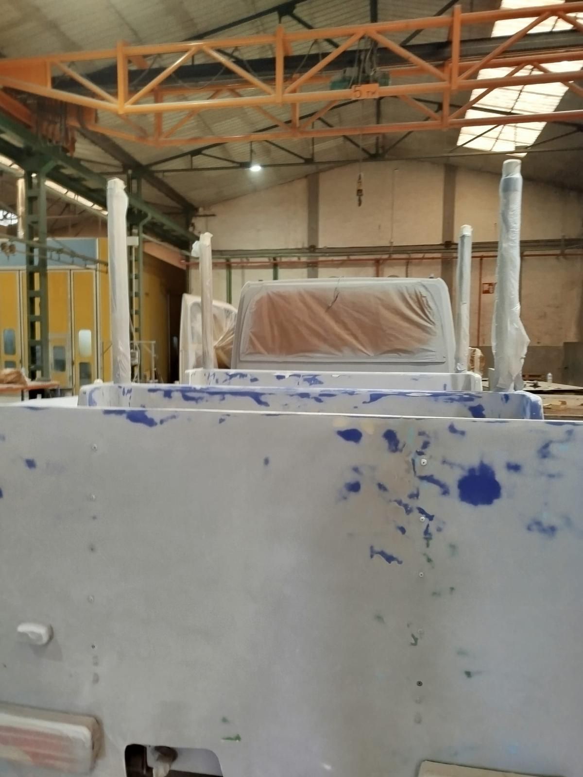 Un camión DAF morado está estacionado en un garaje.