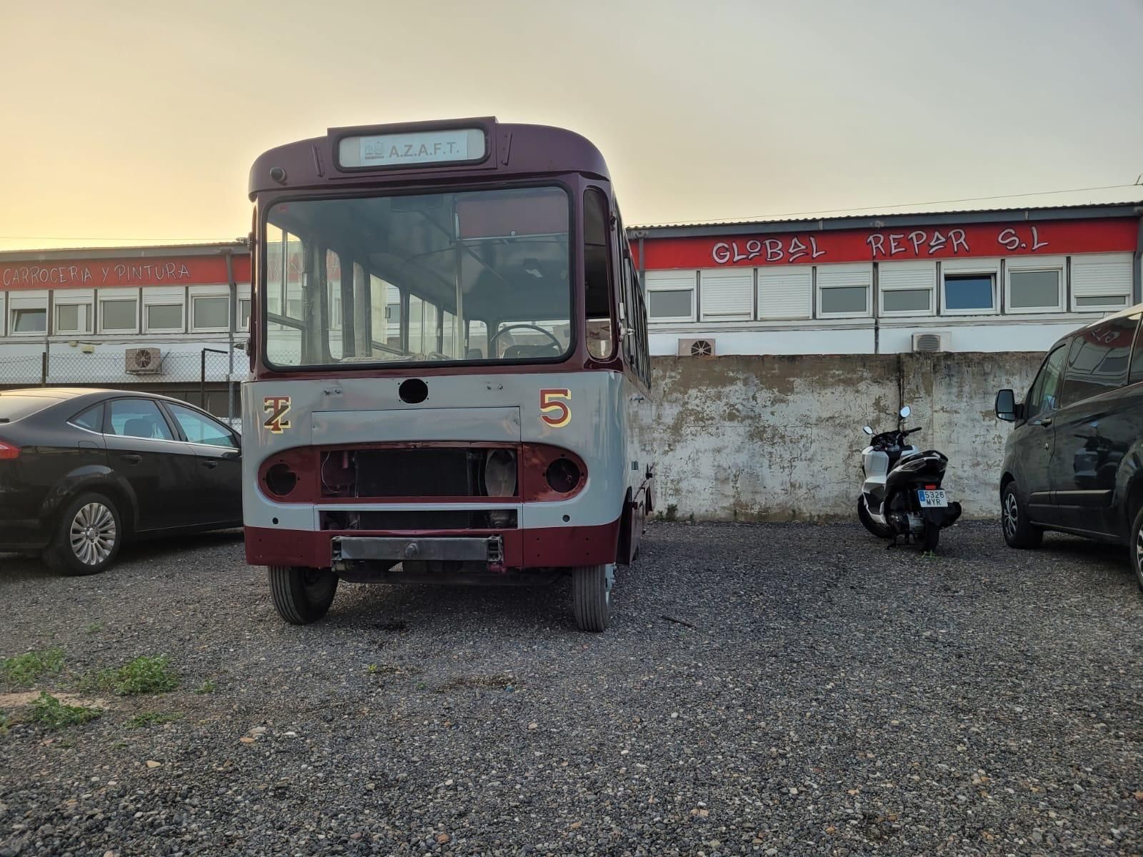 Un camión DAF blanco está estacionado al costado de un camino de tierra.