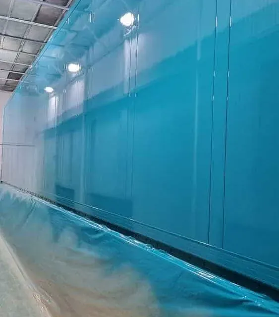 Una gran pared azul en un edificio con una lona azul cubriéndola.
