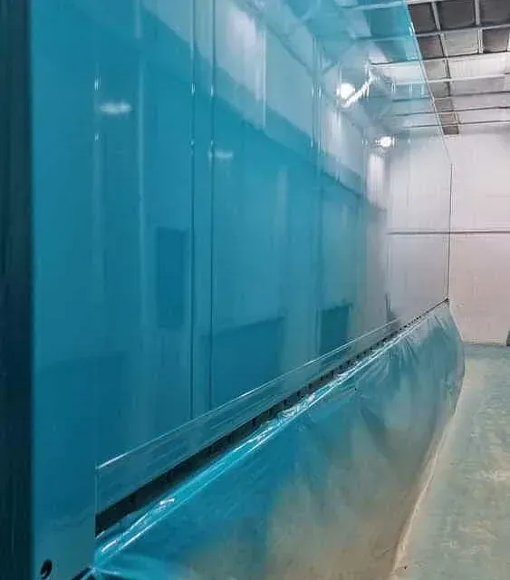 Una habitación con mucho plástico azul en la pared.