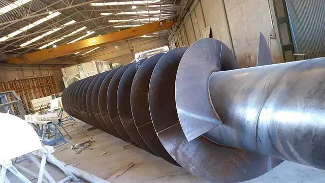 Un tubo de metal de gran tamaño se encuentra en un almacén.