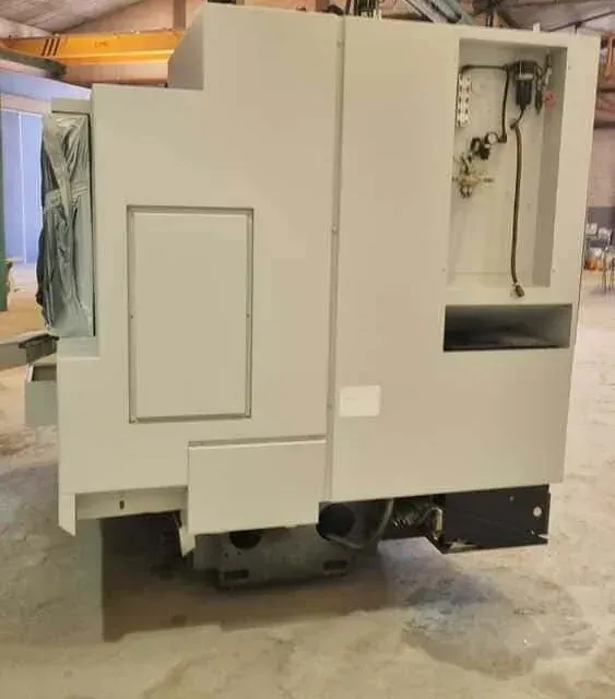 Una gran máquina blanca está en un almacén.