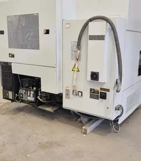 Una máquina con una manguera conectada a ella se encuentra en un almacén.