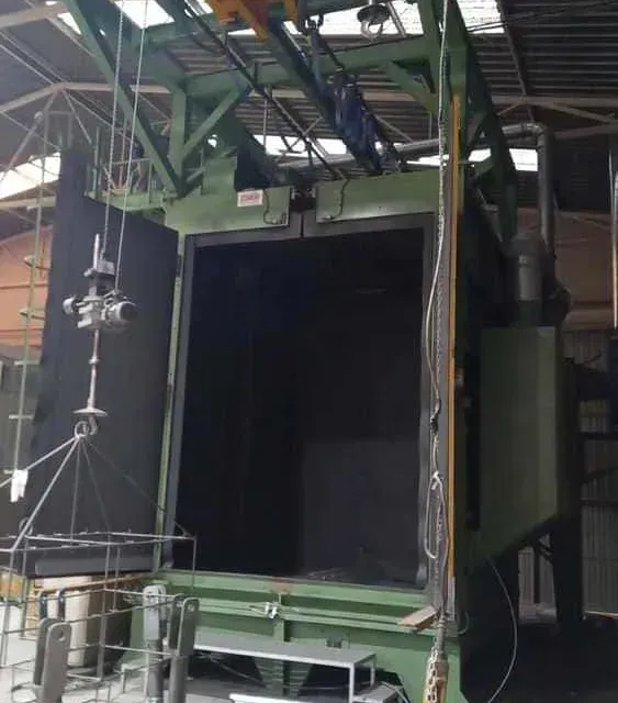 Una gran máquina verde está dentro de un edificio.
