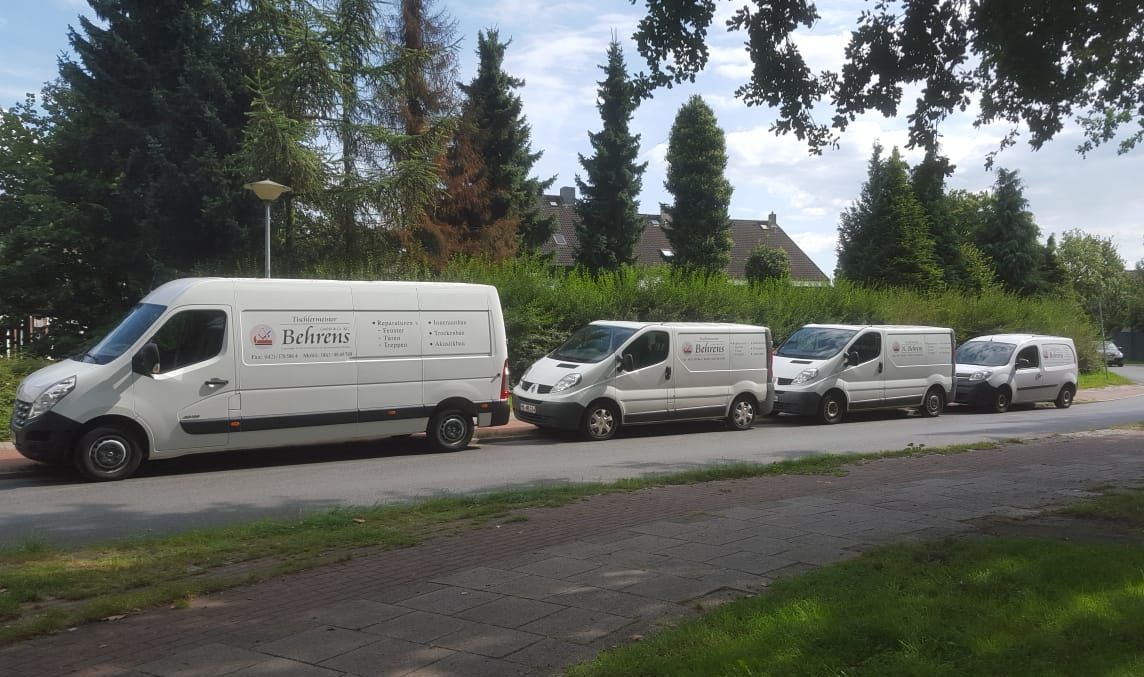 eine Reihe von weißen Lieferwagen mit der Aufschrift belirens
