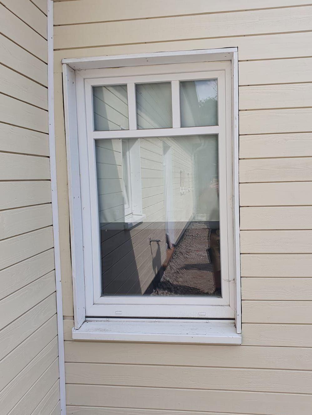 ein weißes Fenster an der Seite eines Hauses