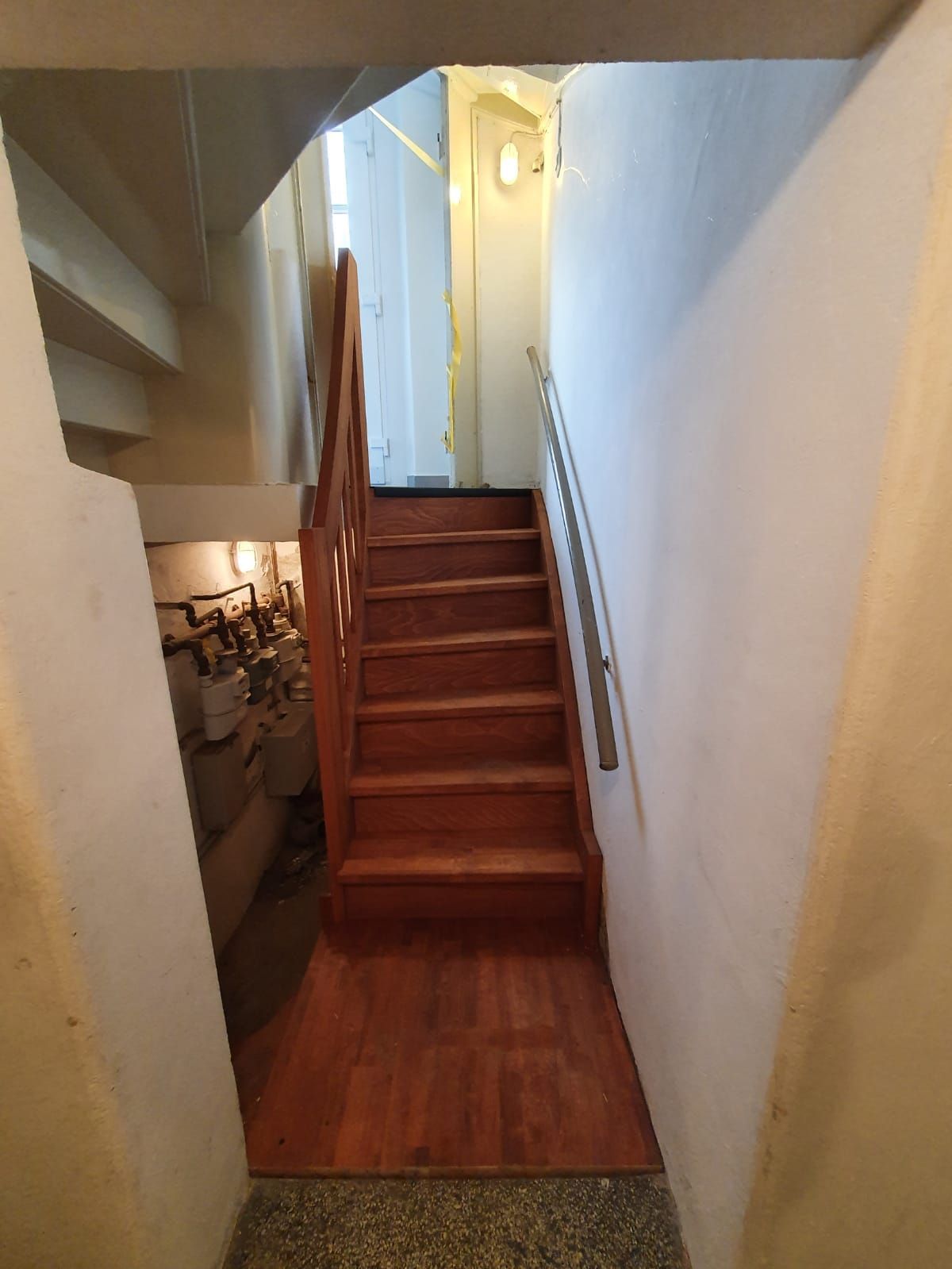 eine Holztreppe führt hinunter in einen Keller