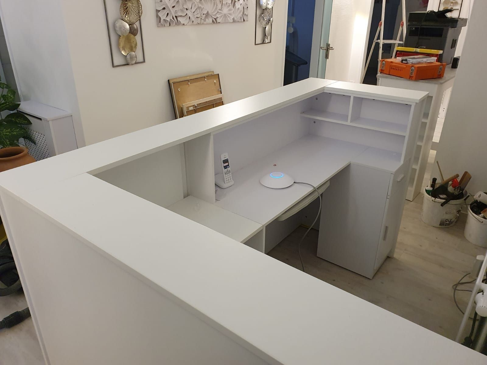 Ein weißes Möbelstück in einer Arztpraxis