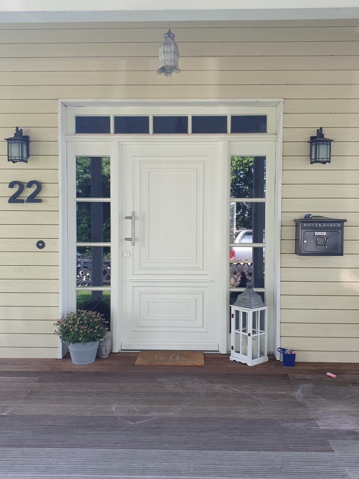 eine weiße Haustür mit der Nummer 22 darauf