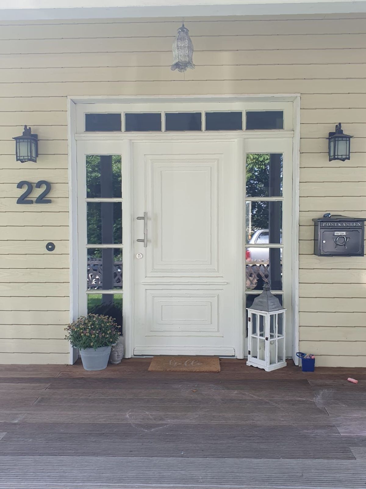 eine weiße Haustür mit der Nummer 22 darauf