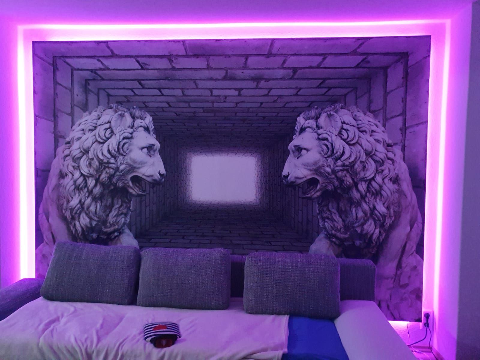 ein Schlafzimmer mit einem Gemälde von Löwen an der Wand