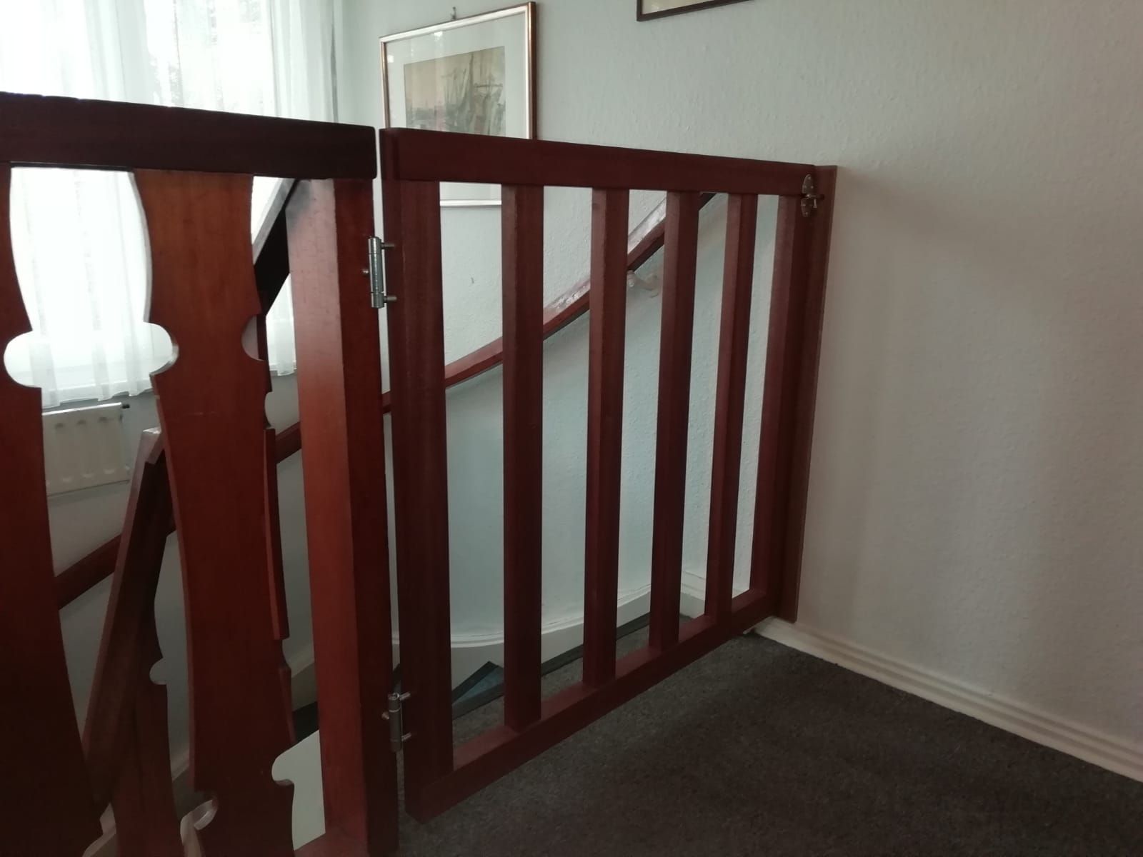 eine Holztreppe mit einem Holztor davor