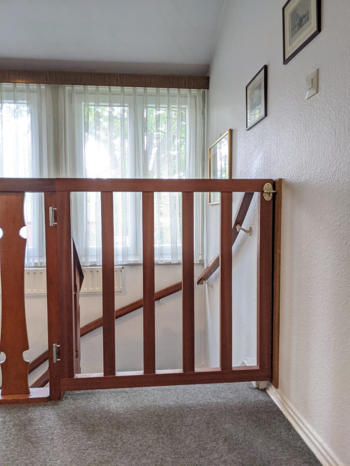 eine Holztreppe mit einem Holztor davor