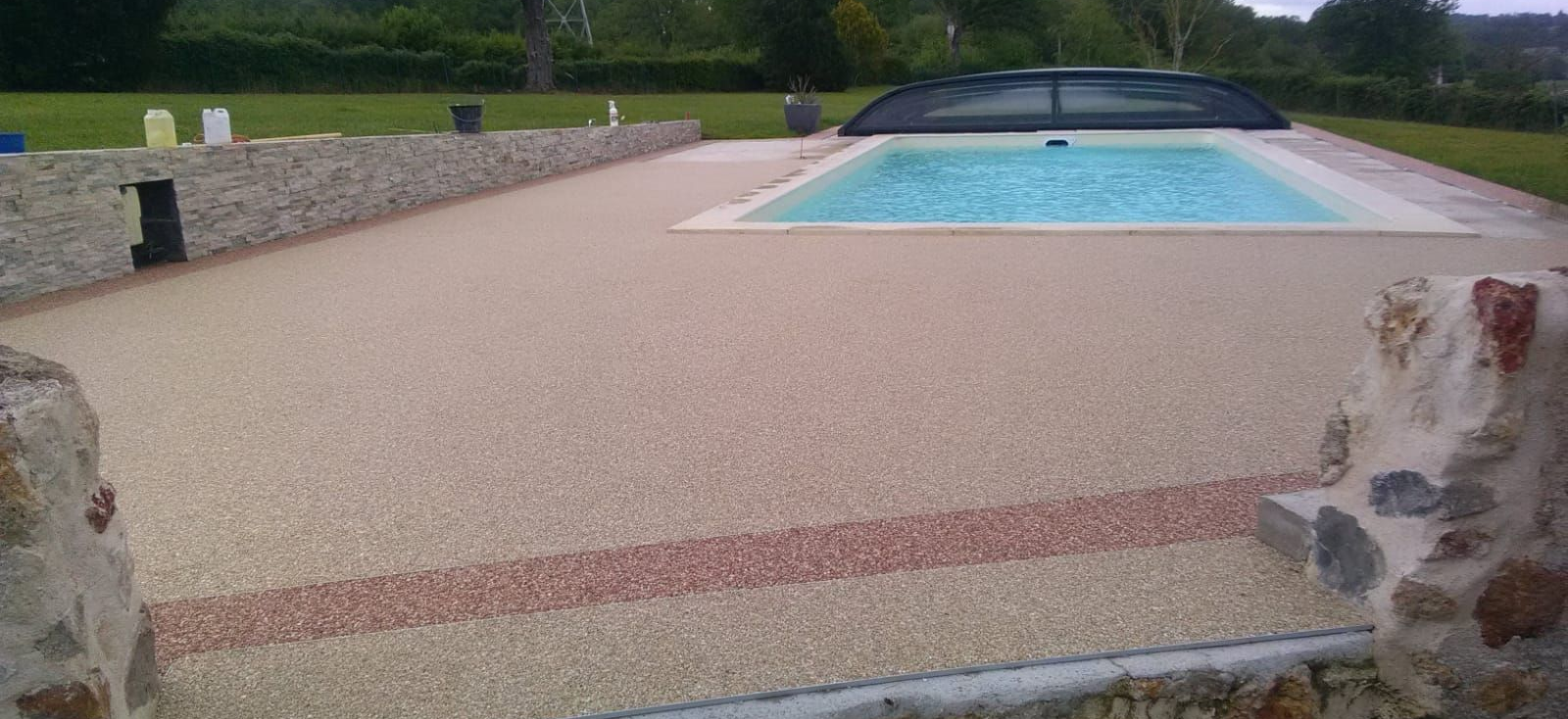 Dalle en béton autour d'une piscine