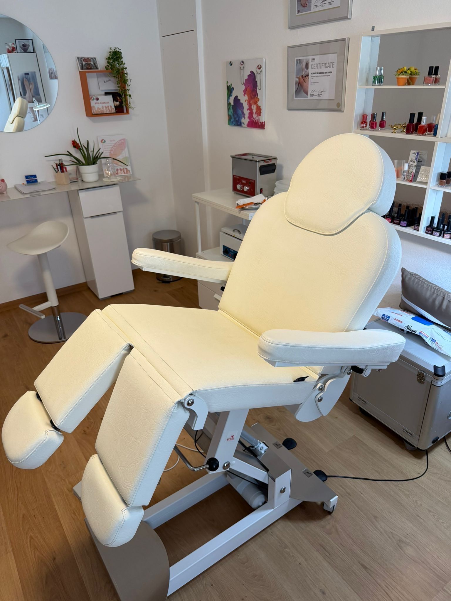 Fauteuil de soin inclinable couleur crème dans une salle de spa ou de clinique lumineuse