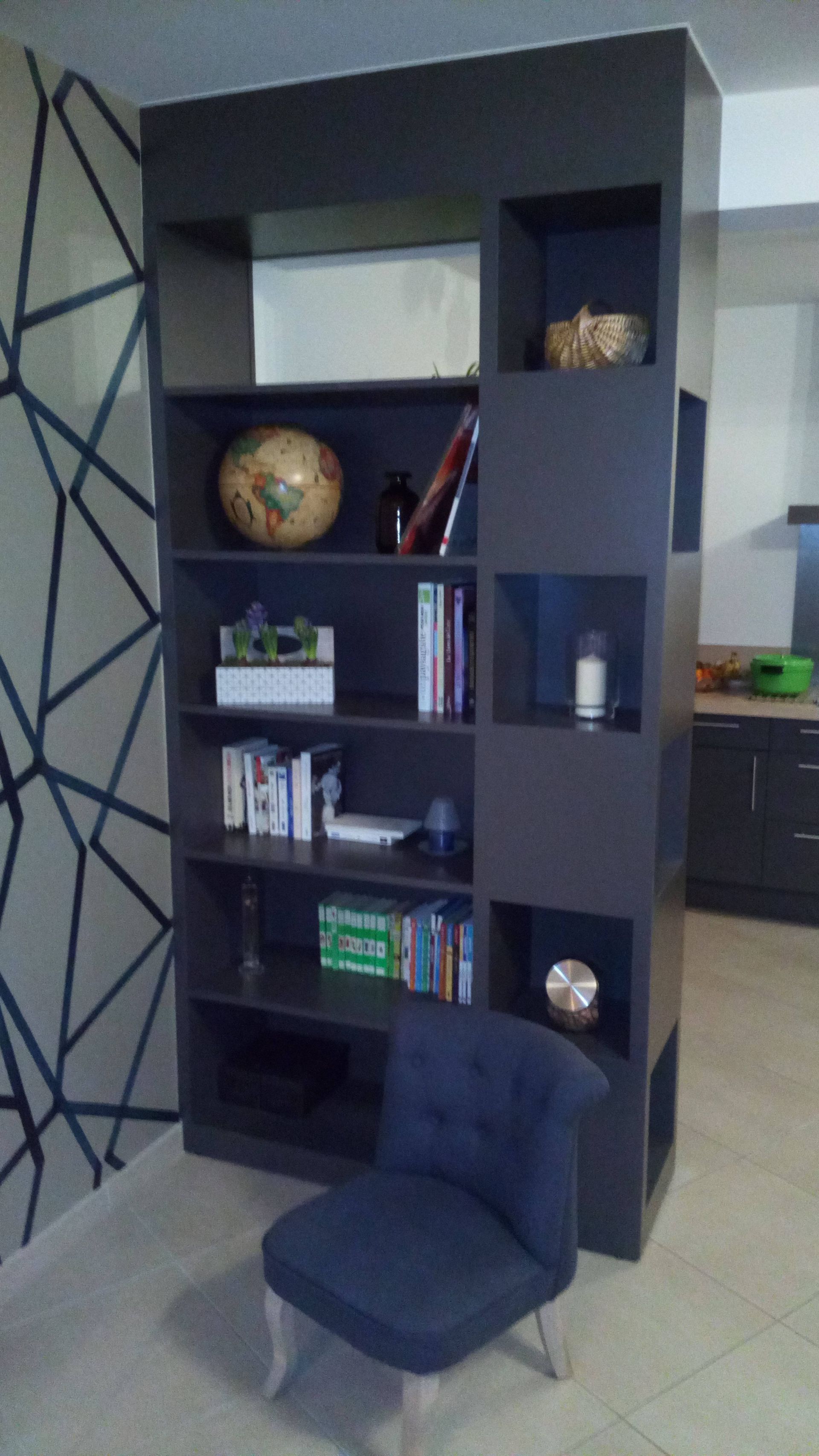 Étagère sur mesure avec des cases de rangement sans ou avec une porte battante, le tout noir