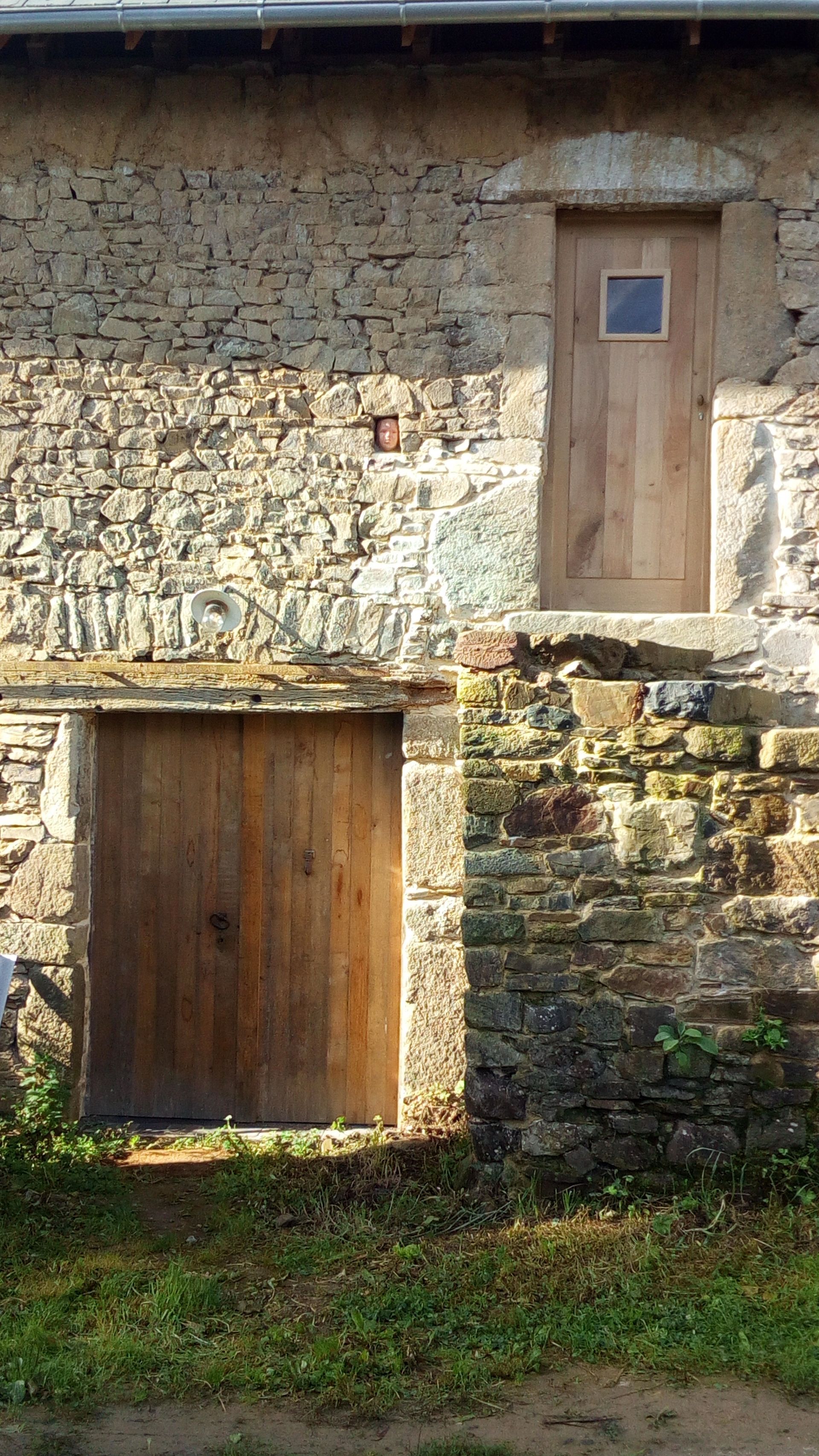 Portes donnant sur l'extérieur d'une longère en pierre