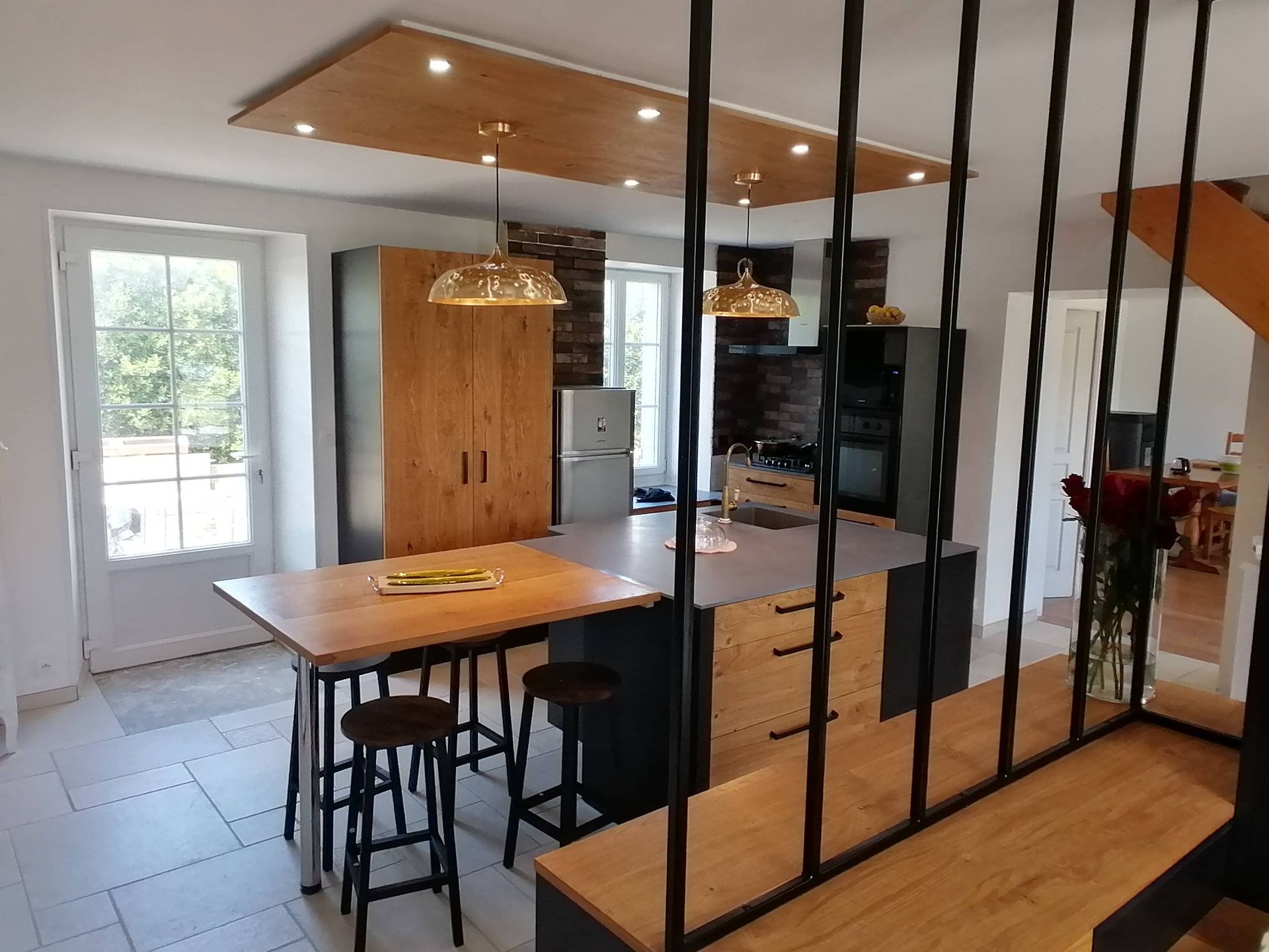 Cuisine sur mesure avec emploi de chêne et verrière