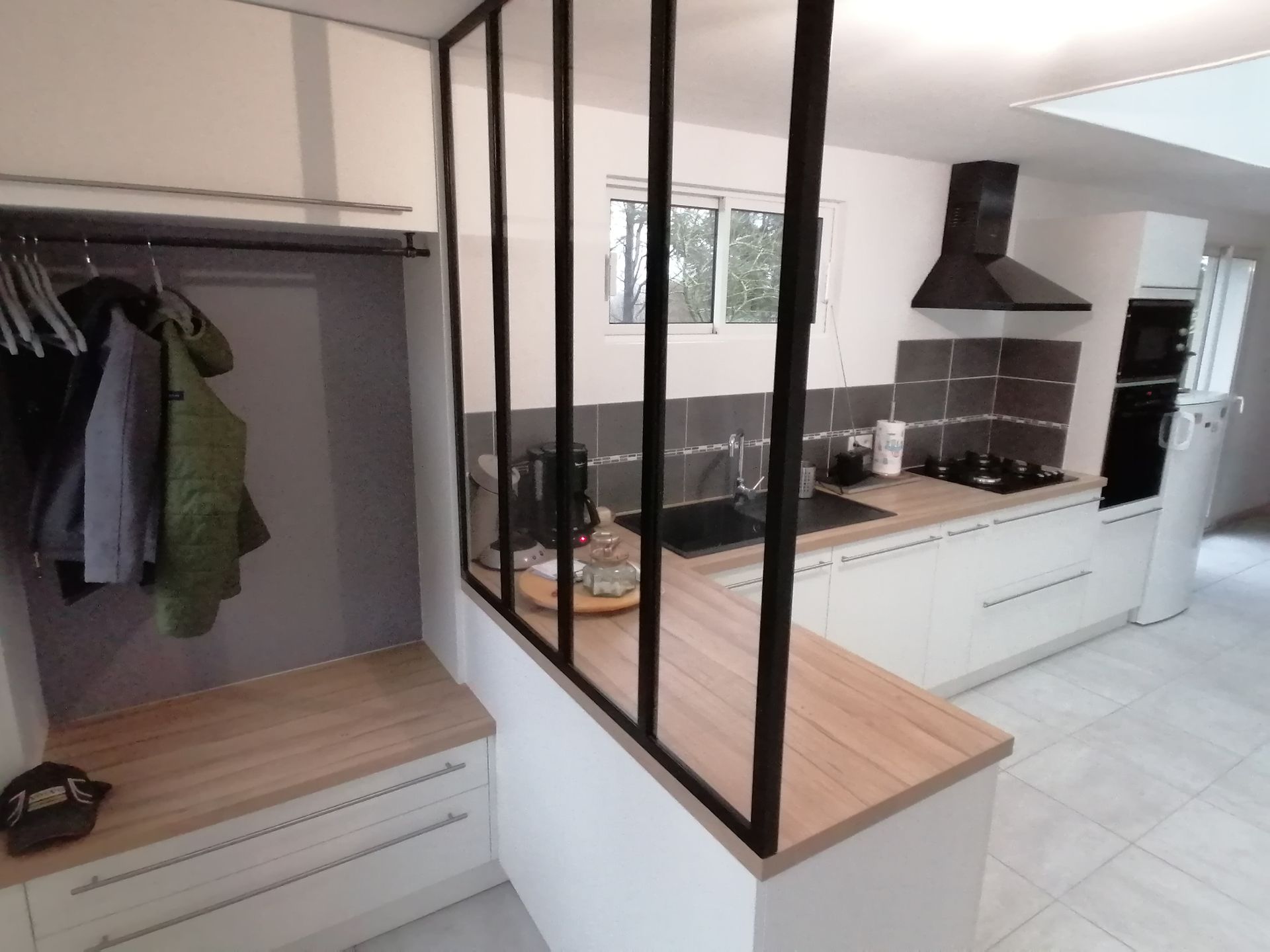 Cuisine sur mesure avec une verrière pour en guise de séparation sur le plan de travail