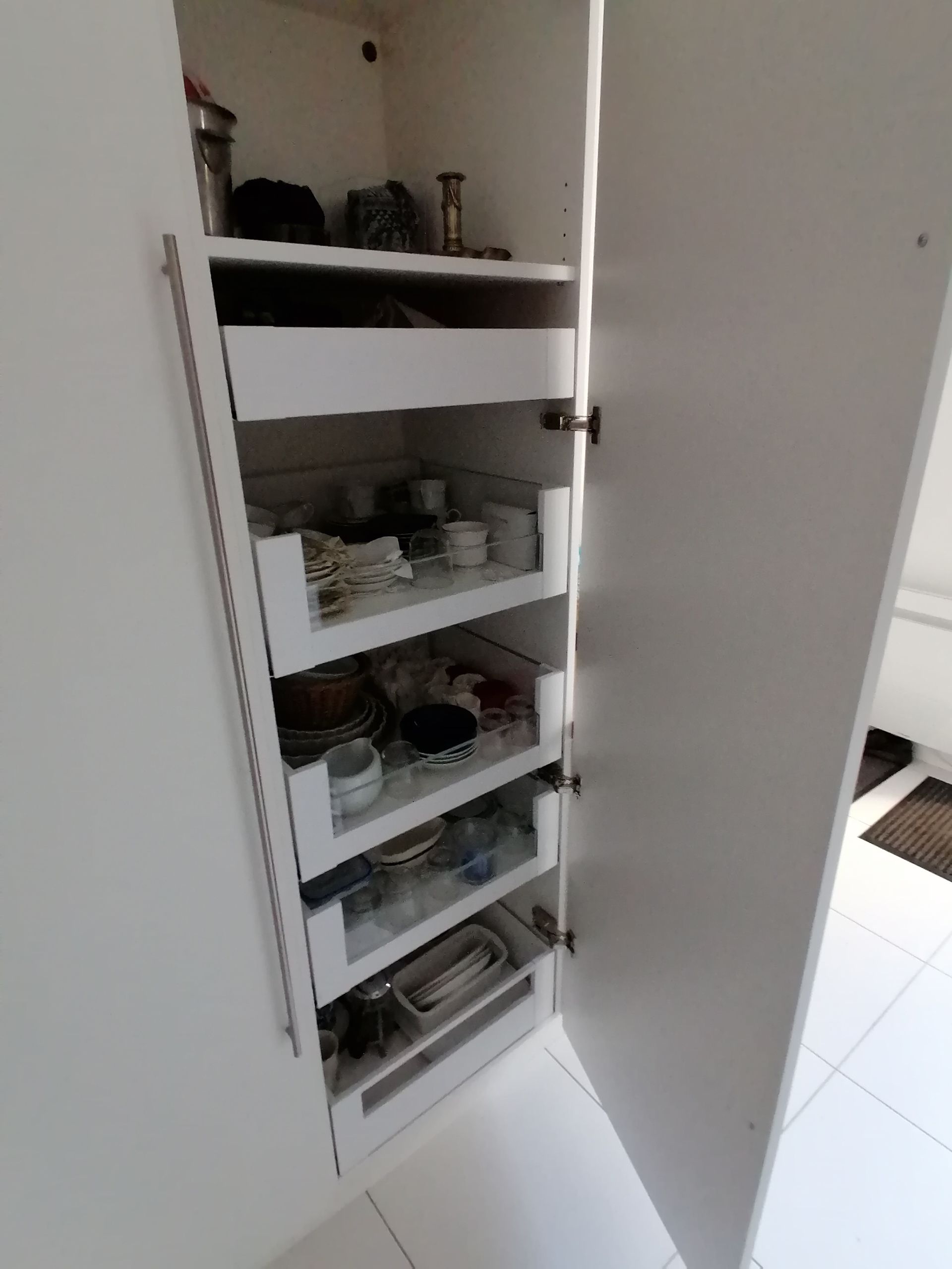 Meuble sur mesure en hauteur avec plusieurs étagères coulissantes pour y ranger des chaussures